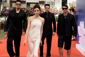 乔妹再次与曾志伟合照，30岁身材丰满有料，一双大白腿美到发光图片