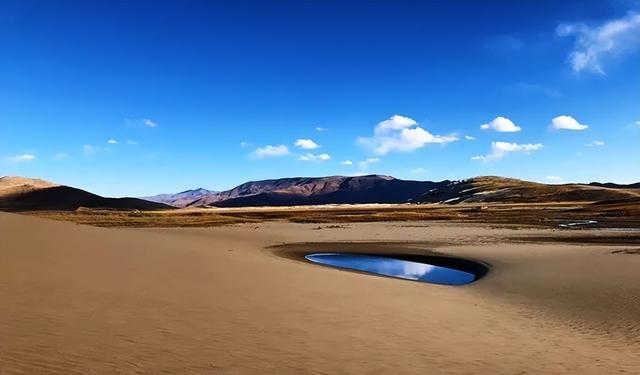 沙漠与湖泊相拥！西藏这片五彩沙丘美到犯规