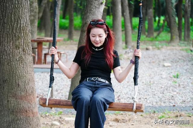 当北纬27°的风穿过枫林,我在渡头村撞见了一场自然的浪漫剧场