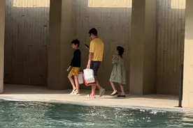 霍思燕携一双儿女游玩，8岁女儿出镜漂亮，身穿裙子戴着近视眼镜图片