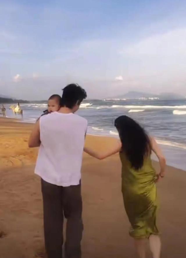 张檬哺乳期海边度假不穿内衣，胸部下垂明显，背后原因让人共情