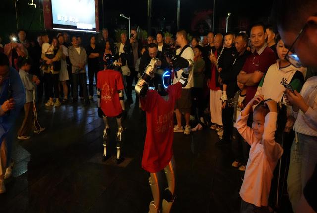 红军城添科技活力 广元旺苍国庆 “音动机甲・舞技大赏” 机器人献演
