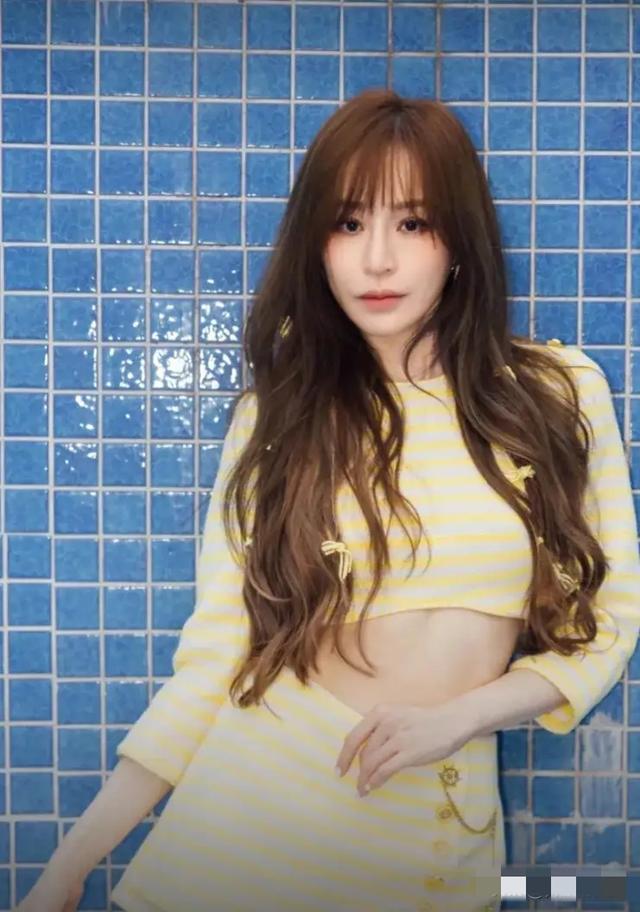 王心凌老家走亲戚，她的手好苍老，这才是她面容的真实状态