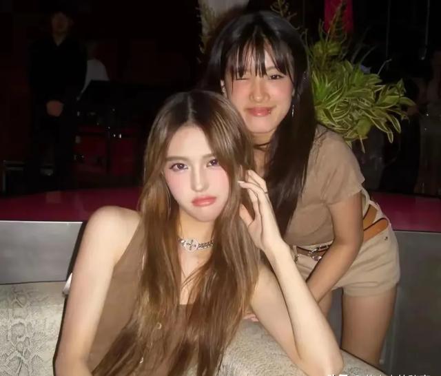 贾静雯的女儿梧桐妹完美继承了她的美貌，甚至比她还耀眼迷人。