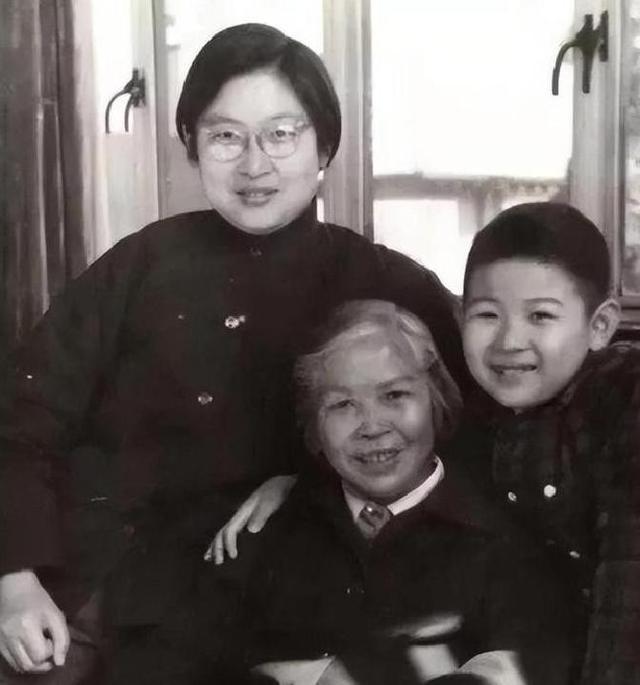贺子珍请哥哥写信说和，想与毛主席恢复关系，毛主席回复了4个字