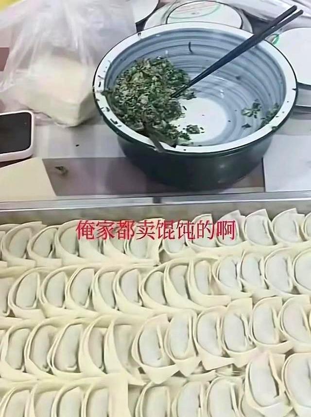 江苏2个女儿没考上大学，进店帮包馄饨，长相太漂亮	，网友坐不住