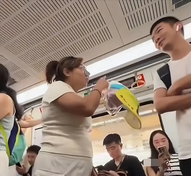 反华势力出现？女子大闹北京地铁，逮着谁骂谁，叫嚣中国不如美国