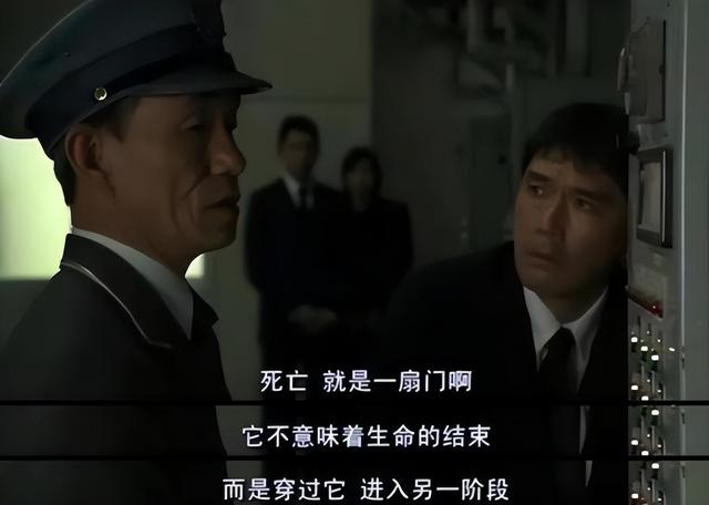 在三里屯逛殡葬店，买到了人生墓碑