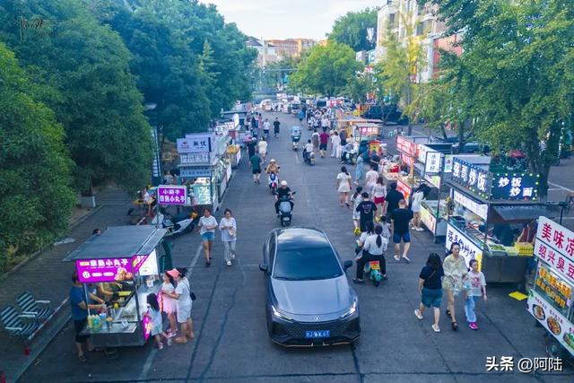 每当夜幕降临,一半天台人好像都在新城广场,这里的夜市太热闹了