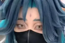闹大了！深圳女子cosplay坐地铁，被工作人员要求卸妆，网友炸锅图片