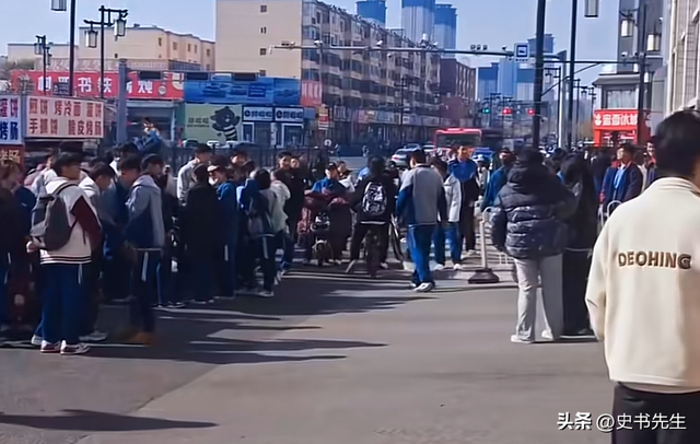 买小吃被拔走钥匙后续！态度粗暴，女生当场吓哭，学校通报引质疑