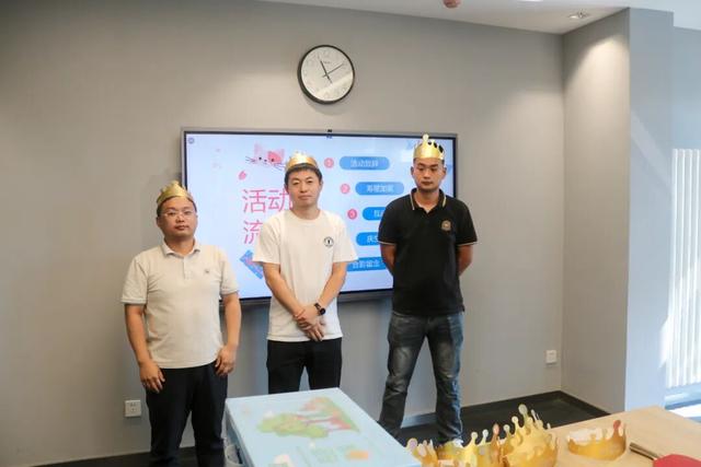 欢乐齐贺生辰 共迎国庆中秋
