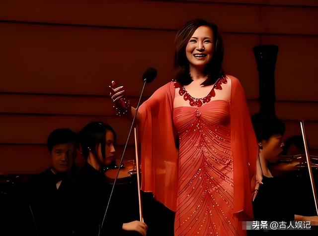 屡次登上春晚走红的郑绪岚，远嫁美国丢了事业，如今她现况如何