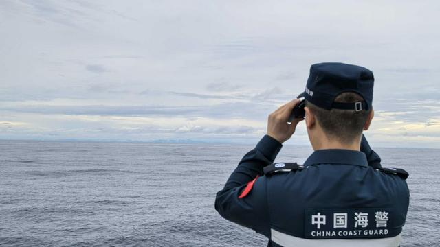 菲律宾35艘船包围黄岩岛，052D携海警迎战，马科斯反问中国一句话
