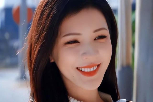 长相平平却资源不断，丑而不自知的4位戏混子女演员，谁给的自信