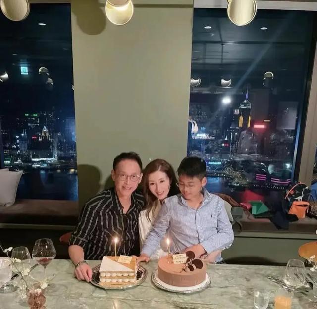 李嘉欣带儿子购物！14岁许建彤又高又壮样貌大变，留学后帅气不少