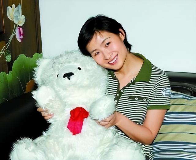 中国首位女航天员，为何回到地面后“销声匿迹”，现在怎么样了？