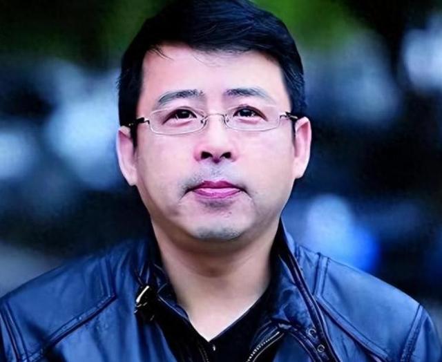 要求中国人向世界道歉，被央视开除的阿丘，如今现状全是咎由自取