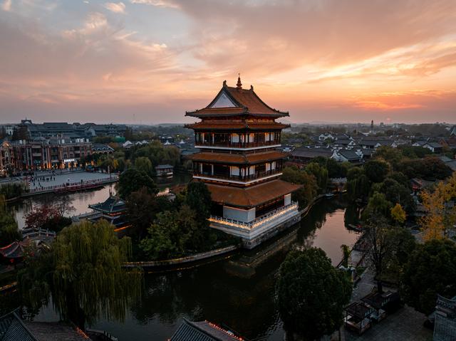 古城的秋天，连晚霞都带着千年的温柔