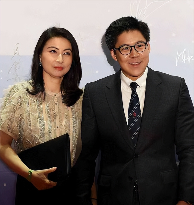 结婚13年，44岁郭晶晶再次迎来喜讯，官媒发文，终于等到这一天