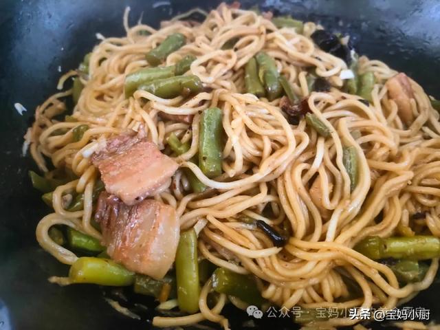把面条往豆角里一放，15分钟就是快手饭，简单省事味道香