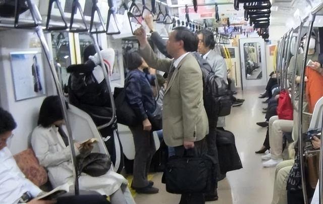 专家预测银发经济2035年将达19万亿，热潮背后	，老人真的都有钱吗