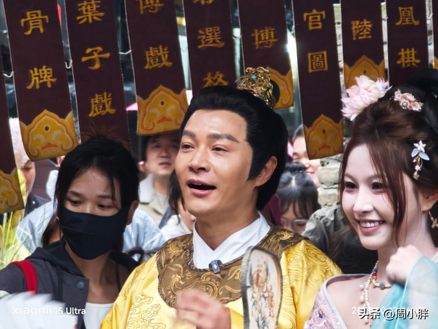 郑国霖雨中游万岁山，明星效应助推2025开封菊花花会文旅热度