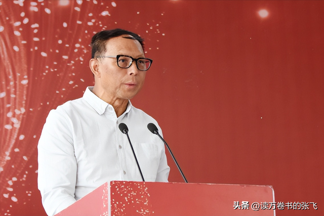 一家子全是美籍，却还在国内“捞金”，年赚4亿，账上还存有130亿