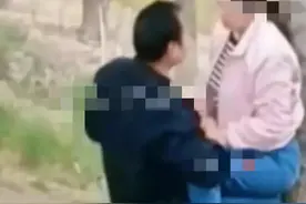 浪漫！中年情侣在小树林里甜蜜环抱，男子蹲下让女子坐在身上休息图片