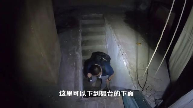 重庆巴南废弃了20多年的电影院，里面还遗留了大量上世纪的老物件