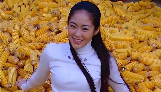 她被赵本山“养”了11年，却嫁给了被判14年的前夫如今后悔莫