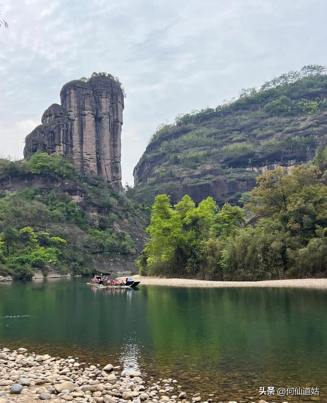 武夷山，其标志性的景点即玉女峰，也是福建省的地标