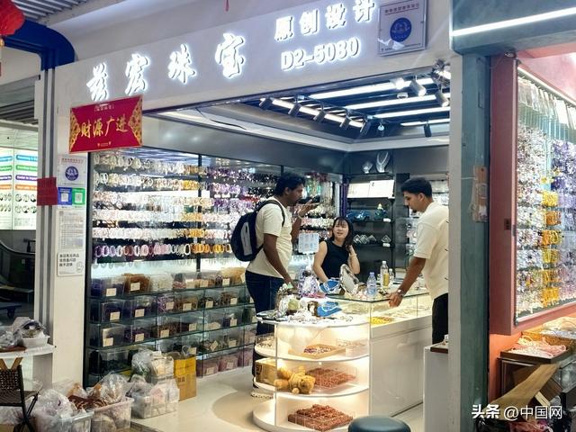义乌国际商贸城AI赋能破局：“数字老板娘”助力小商品通全球
