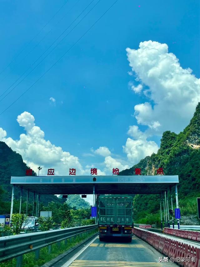 德天跨国瀑布，以其磅礴之势，震撼登场