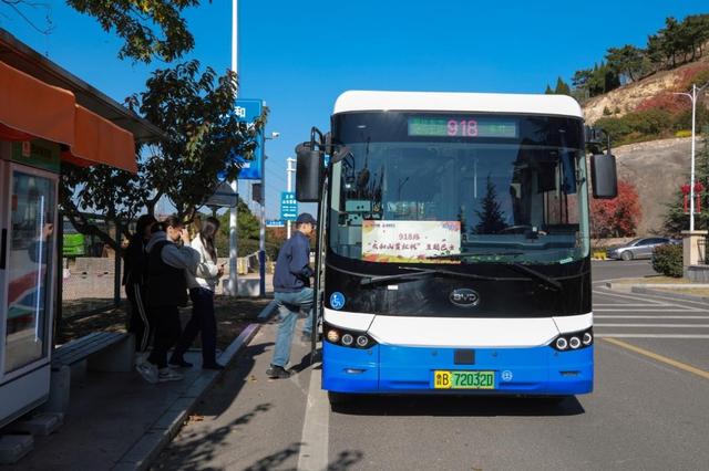 城阳巴士打造918路“太和山赏红枫”主题巴士