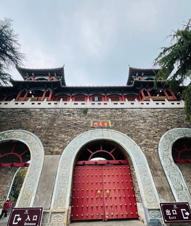 我是上海人，旅游景点玄武湖，坐老画舫游湖看小岛很惬意