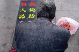山东“乞丐”崔显仁：苦练10年粉笔字，字体被收购后实现华丽转变图片