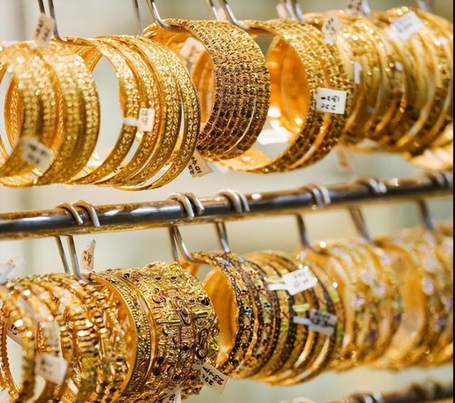 买金要多花冤枉钱？黄金税收政策落地！金价疯涨，金店遇关门潮