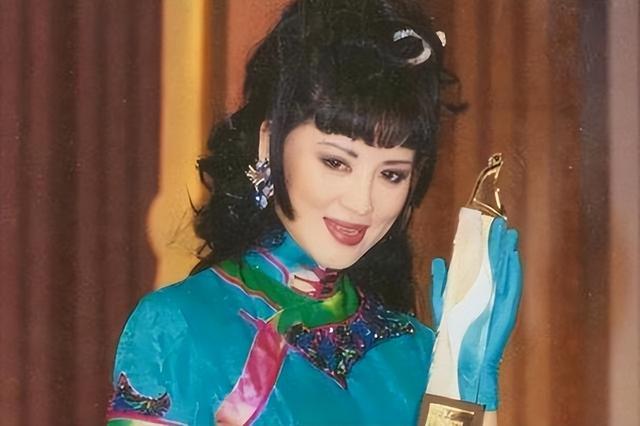 她是中国第一美妇，因为太美被克林顿接见	，为显年轻28年不近男色