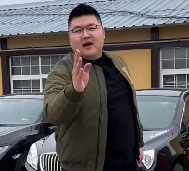 离婚一个月后再看猴哥与前妻，一个开始找下家	，一个“名声扫地”