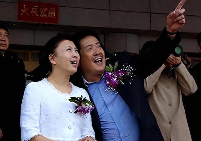 闫学晶丑闻再曝！一人已被拘留，婚变内幕被扒，亲手拔父亲氧气管