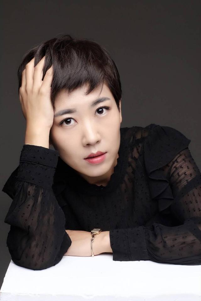 他因嘴歪演了半辈子坏人	，令人想不到的是，他女儿是我们熟悉的她