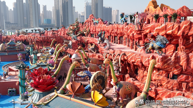 花仙藏河州韵，恐龙述亿年史！花开临夏不夜城景观，藏着独属于花都临夏的“精彩故事 文化浪漫”～