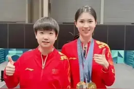她是国乒第一美女，孙颖莎的陪练，戴孙颖莎奖牌合照，气质出众图片
