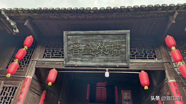 游长岗岭古村，观飘黄银杏