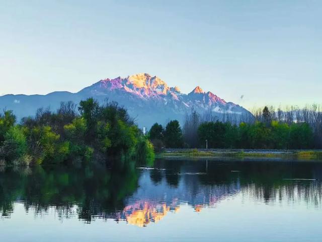 秋冬来丽江,把一年的好运都收进这场“日照金山”里
