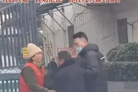 养老院门口，老父亲抗拒不进去，女儿劝说，住几天就习惯图片