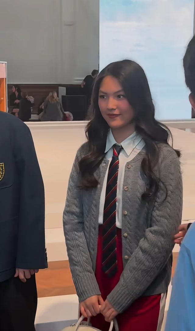 李湘王诗龄出席伦敦大秀，母女俩身宽体胖的，李湘大象腿更圆润了