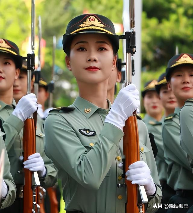 女民兵李思颖阅兵回家后仅半天，又官宣新身份！这才是该追的星
