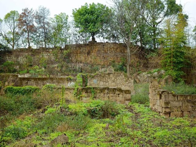 重庆北碚闹市竟藏有一座古寨，设有瓮城，被网友称为"重庆吴哥窟"